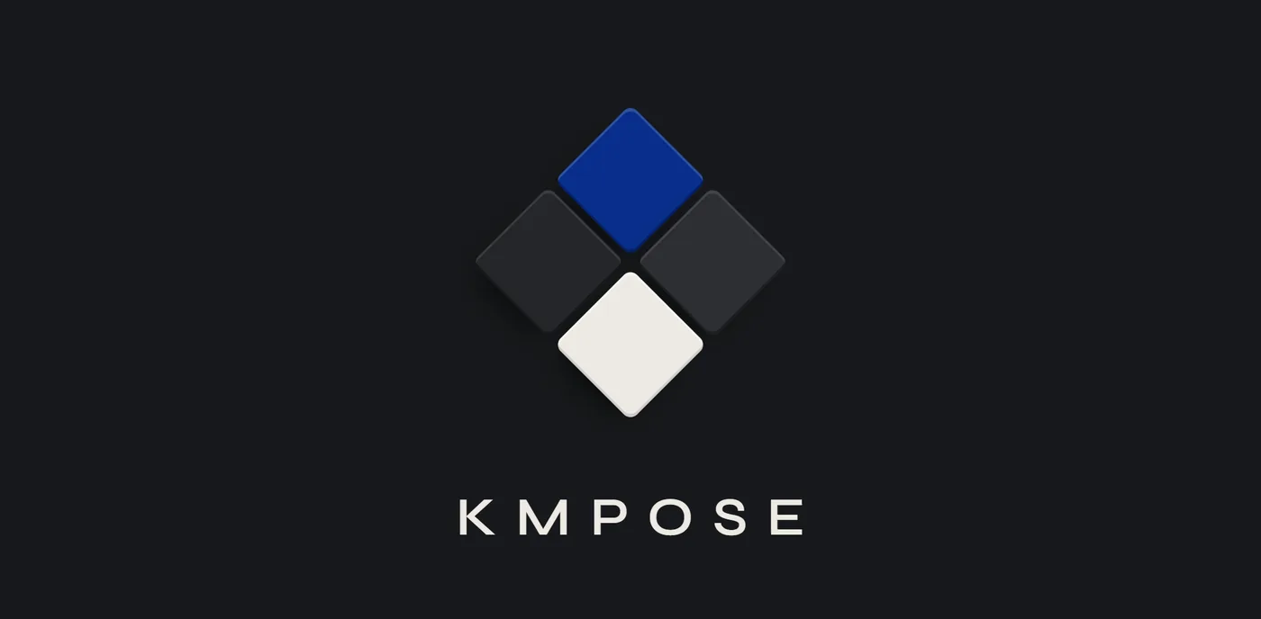 Logo KMPOSE : quatre carreaux bleu profond, anthracite et crème posés en losange au-dessus du nom KMPOSE