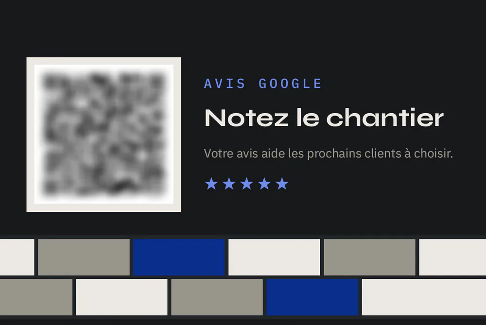 Verso de la carte de visite KMPOSE : bloc Avis Google, Notez le chantier, cinq étoiles et QR code flouté