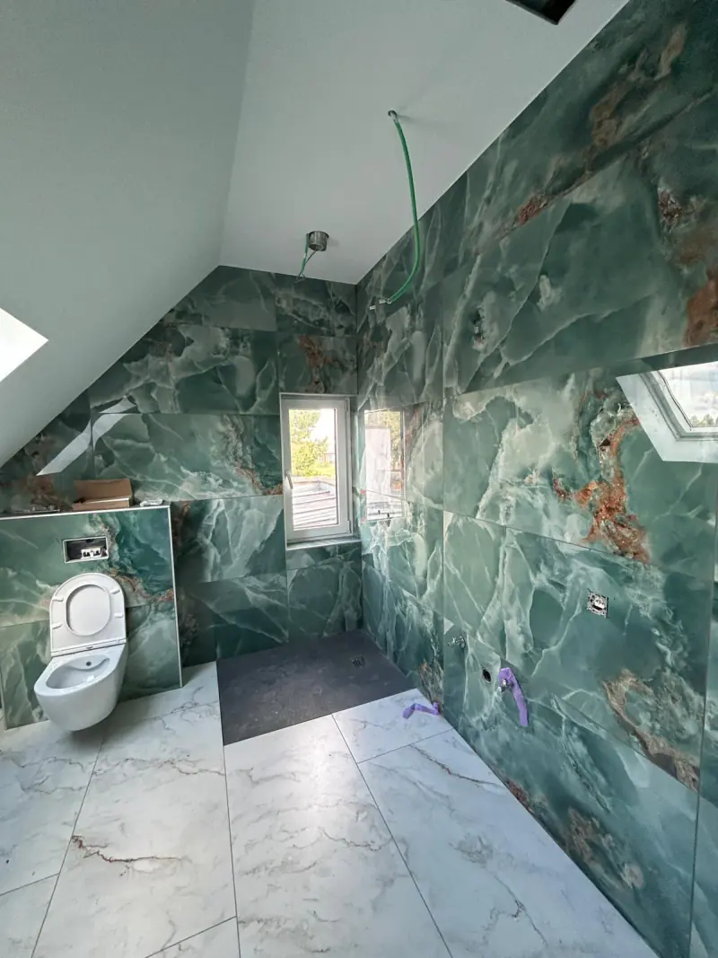 Salle de bain en marbre vert avec douche à l'italienne, chantier KMPOSE